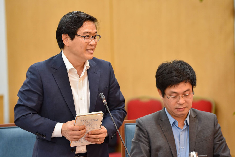Đại diện cục vụ của Bộ GD&ĐT trao đổi tại buổi giám sát. Đại diện cục vụ của Bộ GD&ĐT trao đổi tại buổi giám sát.