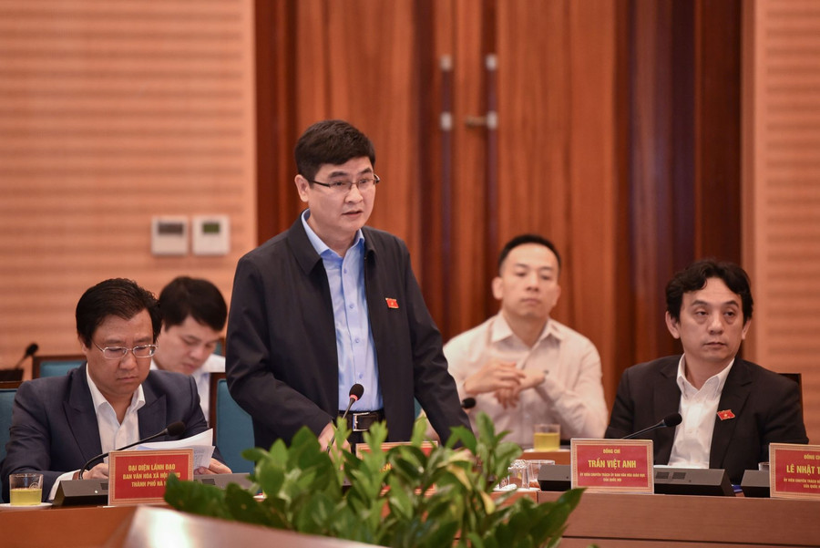 Thành viên đoàn giám sát phát biểu tại buổi làm việc. Thành viên đoàn giám sát phát biểu tại buổi làm việc.