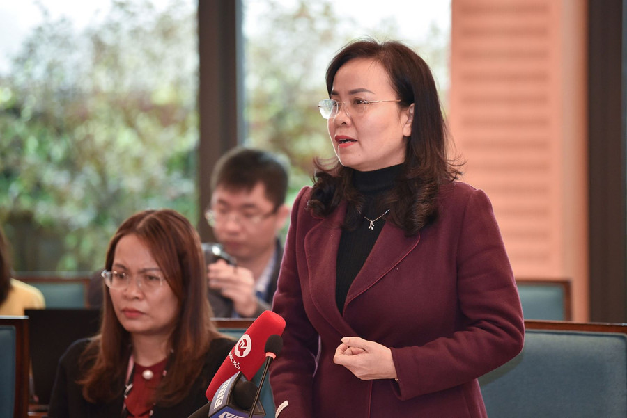 Cô Trần Thị Hải Yến, hiệu trưởng Trường THPT Trần Phú - Hoàn Kiếm chia sẻ tại buổi làm việc. Cô Trần Thị Hải Yến, hiệu trưởng Trường THPT Trần Phú - Hoàn Kiếm chia sẻ tại buổi làm việc.