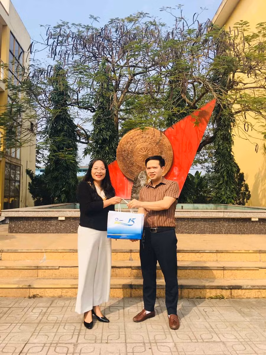 PGS.TS Phạm Thị Phương Thái, Phó Hiệu trưởng Trường ĐHKH tặng nước sát khuẩn cho Trường THPT Khánh Hòa (Thái Nguyên)