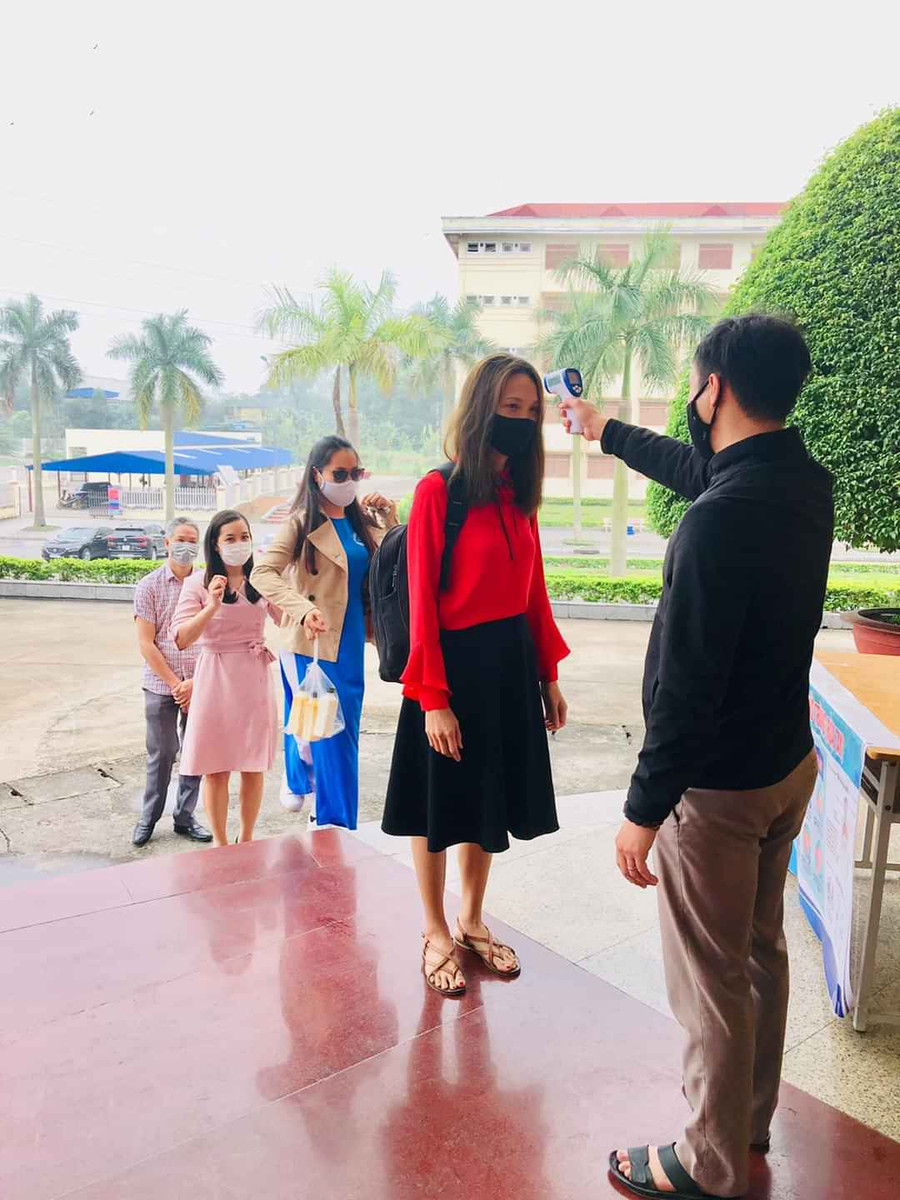Nhà trường tiến hành đo thân nhiệt cho toàn thể cán bộ, viên chức, người lao động để nâng cao sức đề kháng, phòng dịch bệnh Nhà trường tiến hành đo thân nhiệt cho toàn thể cán bộ, viên chức, người lao động để nâng cao sức đề kháng, phòng dịch bệnh
