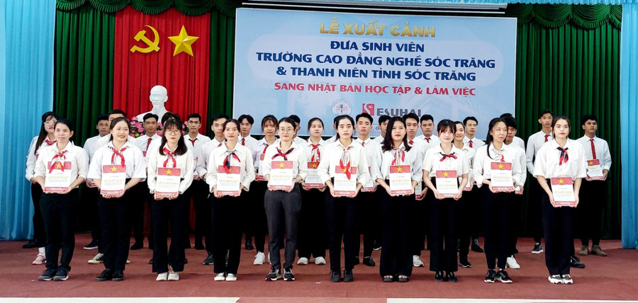 Lễ xuất cảnh đưa 35 sinh viên, thanh niên sang Nhật Bản học tập và làm việc. Lễ xuất cảnh đưa 35 sinh viên, thanh niên sang Nhật Bản học tập và làm việc.