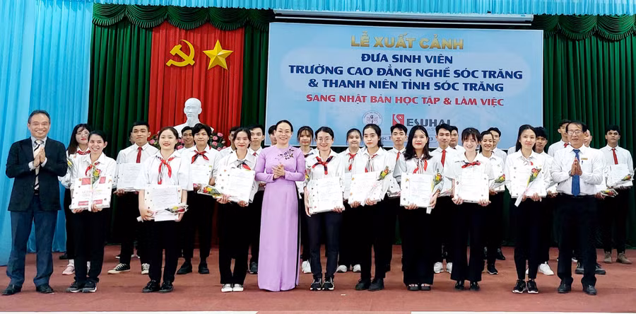 Bà Huỳnh Thị Diễm Ngọc - Phó Chủ tịch UBND tỉnh Sóc Trăng chúc mừng các SV, thanh niên sang Nhật Bản học tập, làm việc.
