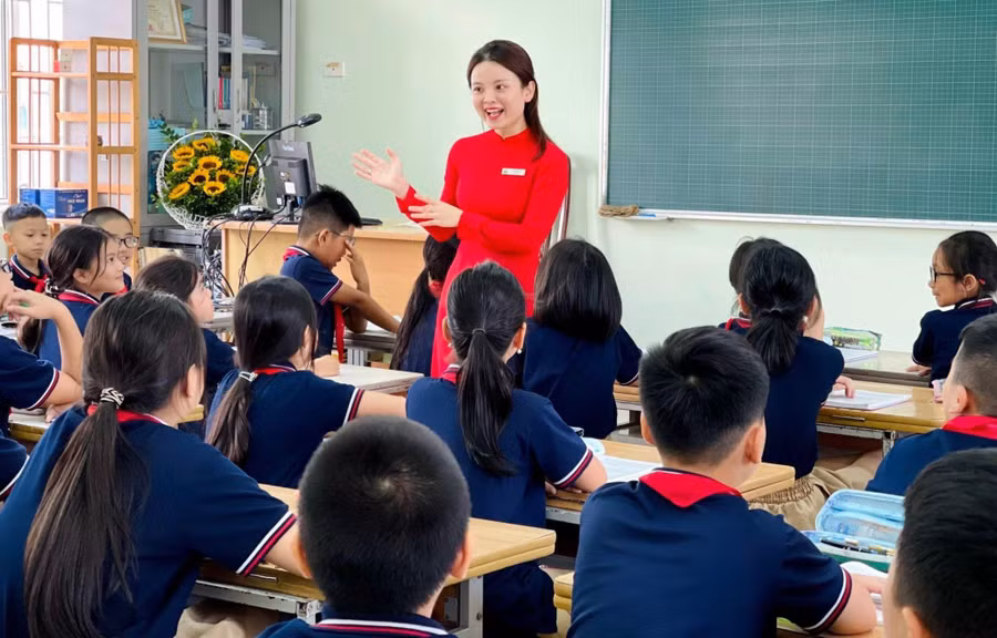 Cô trò Trường Tiểu học Ái Mộ (Long Biên, Hà Nội) trong tiết học đầu tiên năm học mới.