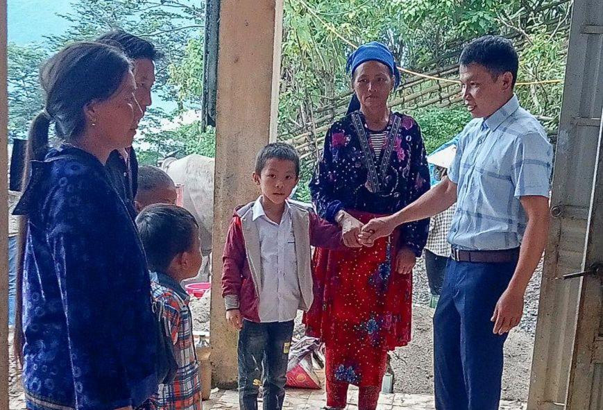 Nhiều học sinh được bố mẹ đưa đến tận lớp, bàn giao cho thầy giáo.