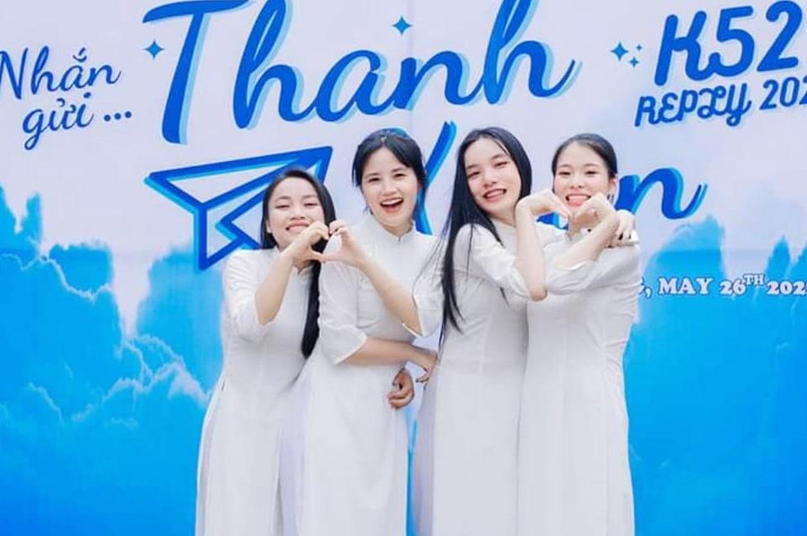 Nữ sinh Hà Thanh Thủy (ngoài cùng bên phải) và các bạn trong lớp 12A1, Trường THPT Quế Phong, Nghệ An. Nữ sinh Hà Thanh Thủy (ngoài cùng bên phải) và các bạn trong lớp 12A1, Trường THPT Quế Phong, Nghệ An.