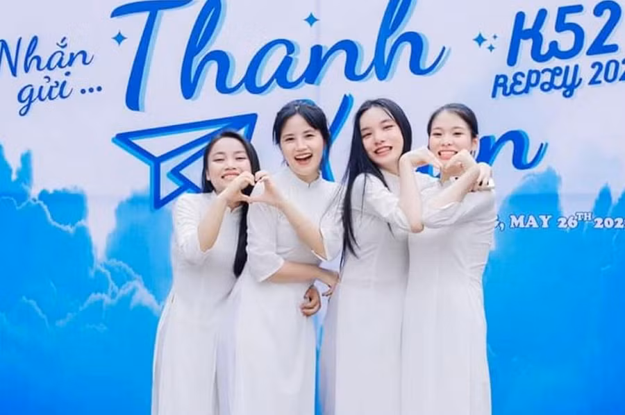 Nữ sinh Hà Thanh Thủy (ngoài cùng bên phải) và các bạn trong lớp 12A1, Trường THPT Quế Phong, Nghệ An.