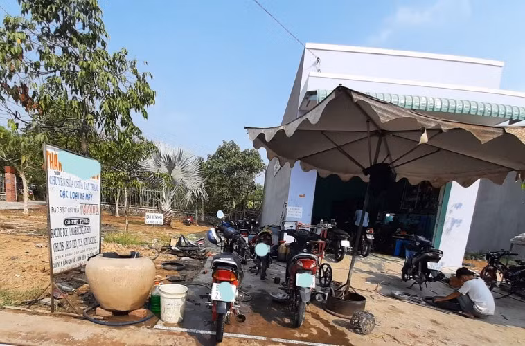 Lô đất số 40 có 1 phần, ngang 1,8m, dài 16m xây dựng trên khu đất thuộc trường, gần cổng số 3 của Trường THPT Kiến Tường để làm tiệm sửa xe. Ảnh: TG