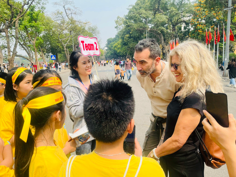 Học sinh Trường THCS Bế Văn Đàn tăng cường kỹ năng nghe nói tiếng Anh qua giao tiếp với khách nước ngoài tại phố đi bộ Hồ Hoàn Kiếm. Học sinh Trường THCS Bế Văn Đàn tăng cường kỹ năng nghe nói tiếng Anh qua giao tiếp với khách nước ngoài tại phố đi bộ Hồ Hoàn Kiếm.