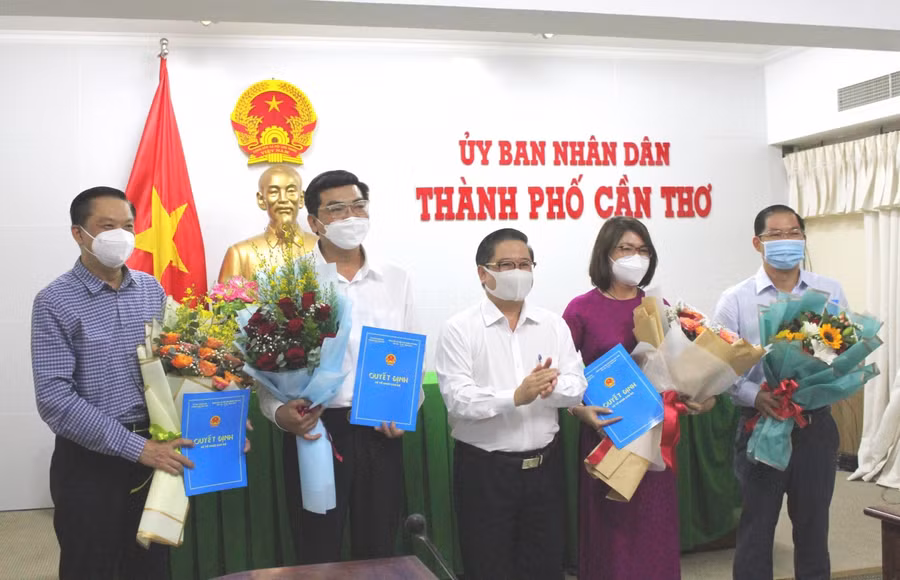 Ông Trần Việt Trường, Chủ tịch UBND TP Cần Thơ trao quyết định điều động nhân sự đối với lãnh đạo một số sở ngành chủ chốt của thành phố.