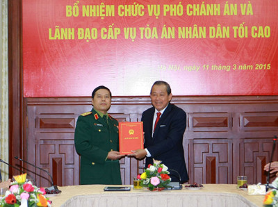 Chánh án Tòa án nhân dân Tối cao Trương Hòa Bình trao Quyết định bổ nhiệm ông Nguyễn Văn Hạnh. Ảnh: VGP