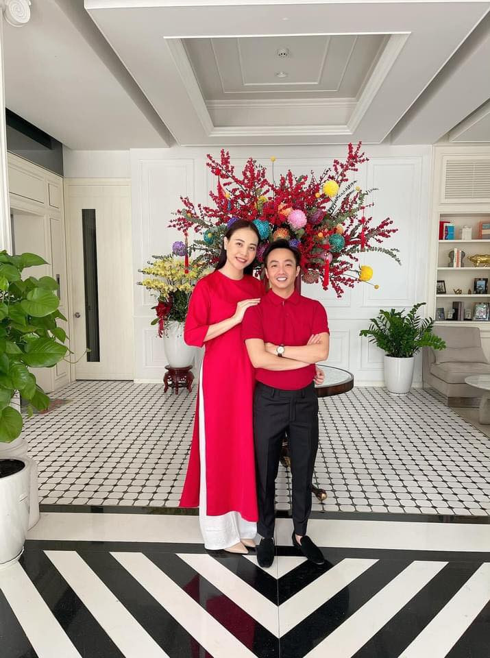 Vợ chồng Cường Đô la - Đàm Thu Trang vui vẻ, hạnh phúc bên nhau ngày đầu năm mới. Vợ chồng Cường Đô la - Đàm Thu Trang vui vẻ, hạnh phúc bên nhau ngày đầu năm mới.