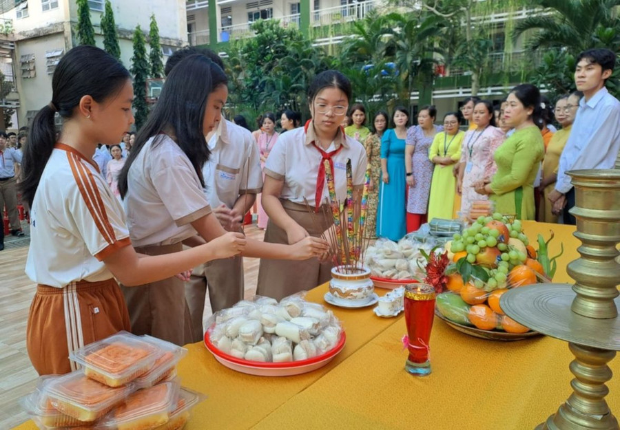 Học sinh Trường THCS Lương Định Của dâng hương tưởng nhớ các Vua Hùng. Ảnh. MH Học sinh Trường THCS Lương Định Của dâng hương tưởng nhớ các Vua Hùng. Ảnh. MH