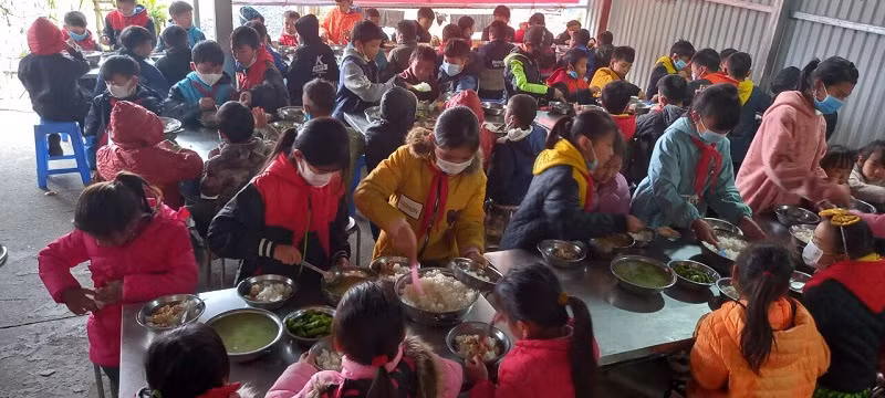 Nhiều trường học nỗ lực đảm bảo bữa ăn bán trú cho học sinh theo kế hoạch tăng cường thời gian học tại trực tiếp. Ảnh: IT