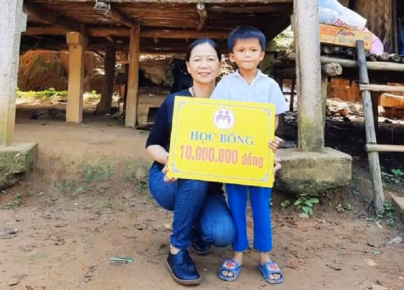 Cô Lan trong chuyến trao học bổng cho một học sinh mồ côi tại xã Hướng Phùng (huyện Hướng Hóa).