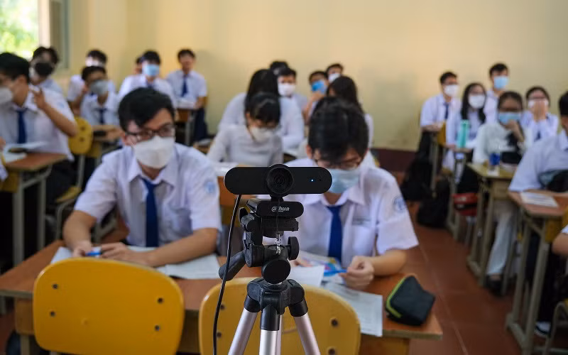 Vừa dạy trực tiếp vừa trực tuyến cho học sinh F0, F1… ở nhà cùng học với các bạn tại trường qua phòng học ảo.