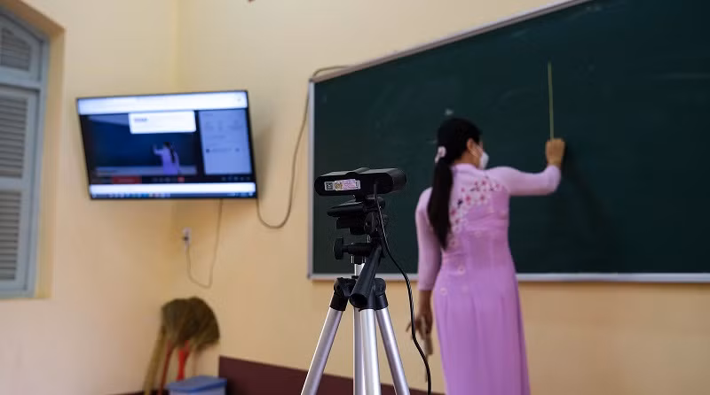 Nhà trường trang bị camera, tivi và máy tính… cho phòng học hai chức năng.