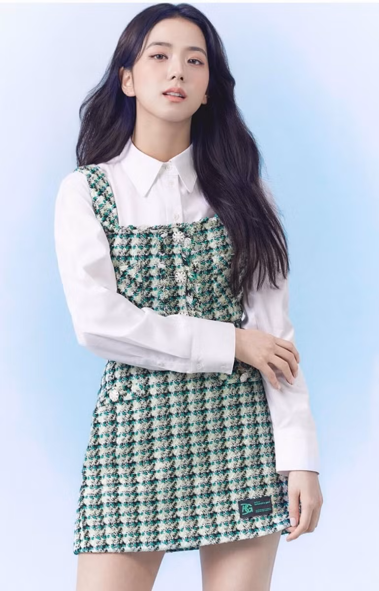 Bất kể cô ấy làm người mẫu cho thương hiệu nào, Jisoo luôn khiến chúng ta phải trầm trồ với ngoại hình đẹp như nữ thần của mình.