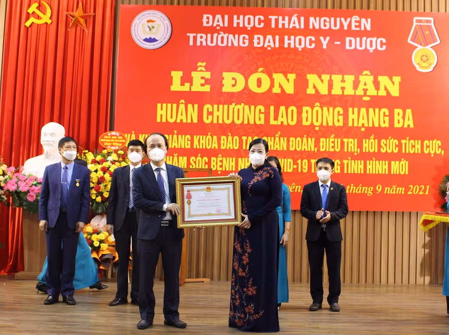 Thừa ủy quyền của Chủ tịch nước, bà Nguyễn Thanh Hải, Bí thư Tỉnh uỷ trao Huân chương Lao động hạng Ba cho đại diện Trường Đại học Y-Dược Thái Nguyên.