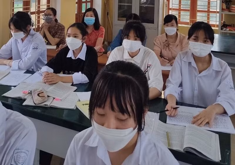 Các thầy, cô giáo (ngồi hàng dưới) và các em học sinh dự buổi sinh hoạt chuyên môn theo cụm trực tiếp bằng giờ dạy học Ngữ văn lớp 9.