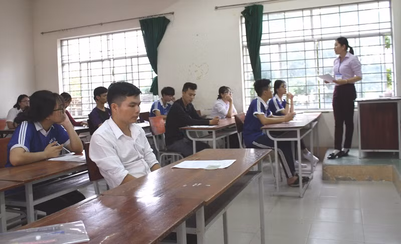 Việc ôn tập cho học sinh lớp 12 được thực hiện theo tổ hợp môn học sinh đăng ký.