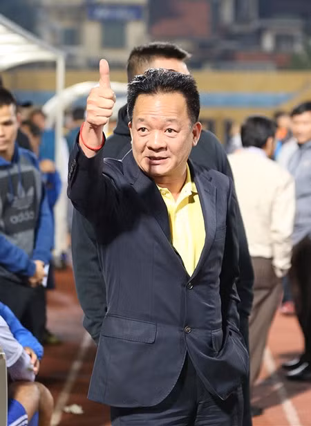 Bầu Hiển quyết định thưởng nóng cho đội bóng đất chè 120 triệu đồng.