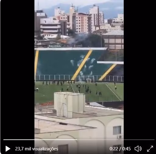 Nhóm quá khích ném vật nổ xuống sân tập của Figueirense khiến khói bụi mịt mù.