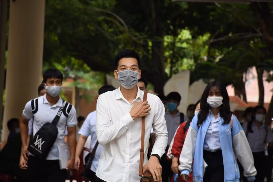 Thí sinh dự thi kỳ thi tốt nghiệp THTP đợt 1 năm 2021 ở Quảng Ngãi chấp hành nghiêm yêu cầu phòng, chống dịch Covid - 19