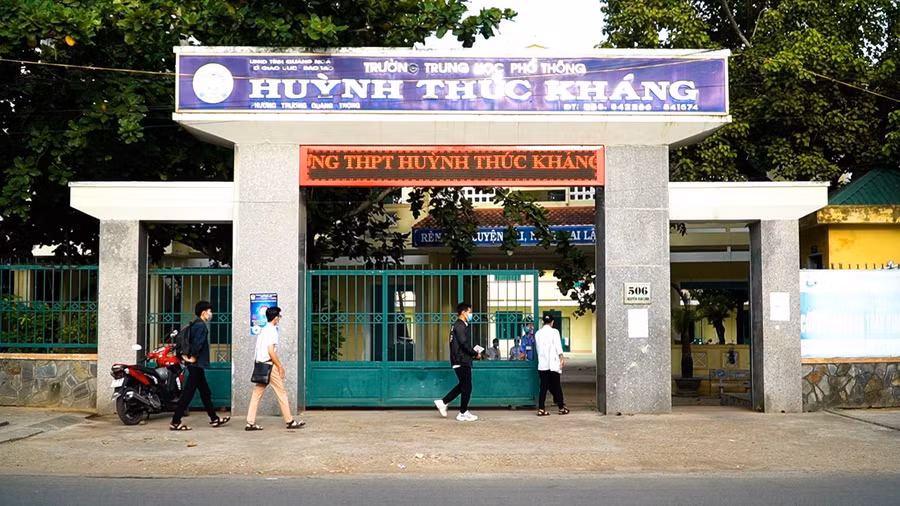 Điểm thi Trường THPT Huỳnh Thúc Kháng, phụ huynh không ngồi chờ con quanh khu vực thi để đảm bảo yêu cầu phòng, chống dịch