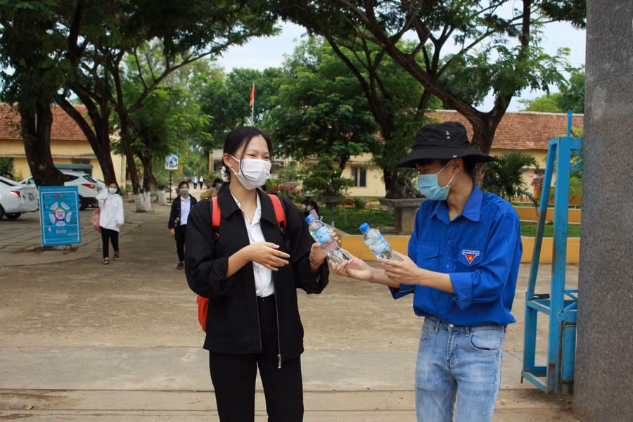 Thí sinh dự thi tốt nghiệp THTP ở Quảng Ngãi được yêu cầu phải giữ khoảng cách đảm bảo an toàn để phòng chống dịch