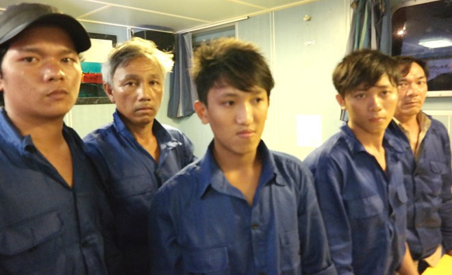 Các ngư dân vẫn chưa hết bàng hoàng về vụ tại nạn. Các ngư dân vẫn chưa hết bàng hoàng về vụ tại nạn giữa biển khơi.