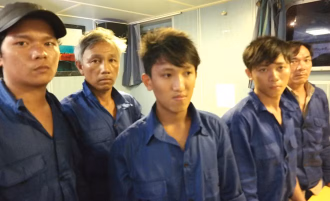 Các ngư dân vẫn chưa hết bàng hoàng về vụ tại nạn giữa biển khơi.