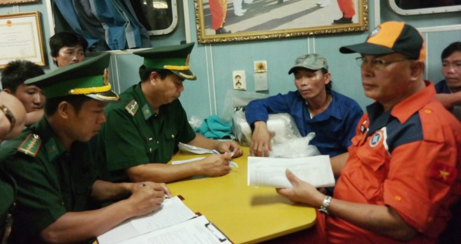 Bộ đội biên phòng Đà Nẵng ghi nhận lời khai của chủ tàu. Bộ đội biên phòng Đà Nẵng