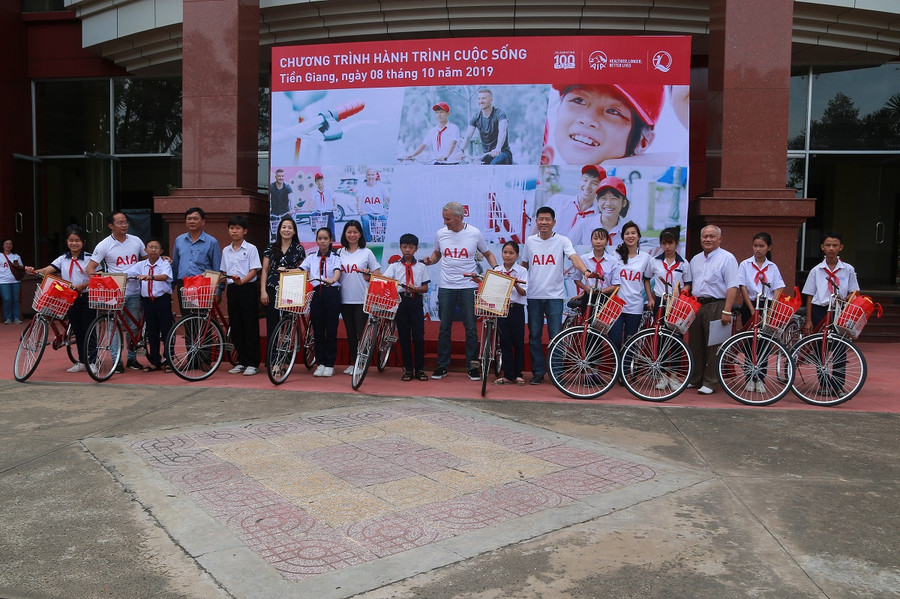 Trao tặng xe đạp cho HS huyện Cai Lậy. Trao tặng xe đạp cho HS huyện Cai Lậy.