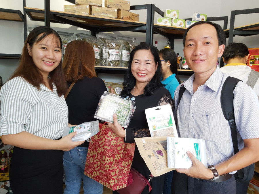 Khách đến tham quan, mua sắm tại Cửa hàng sản phẩm thanh niên khởi nghiệp. Khách đến tham quan, mua sắm tại Cửa hàng sản phẩm thanh niên khởi nghiệp.