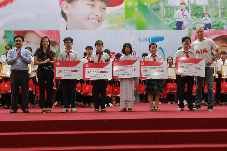 Ông Trần Văn Dũng, bà Nguyễn Thị Hiền và ông Wayne Besant trao Bảo hiểm Nhân thọ cho 5 HS. Ông Trần Văn Dũng, bà Nguyễn Thị Hiền và ông Wayne Besant trao Bảo hiểm Nhân thọ cho 5 HS.