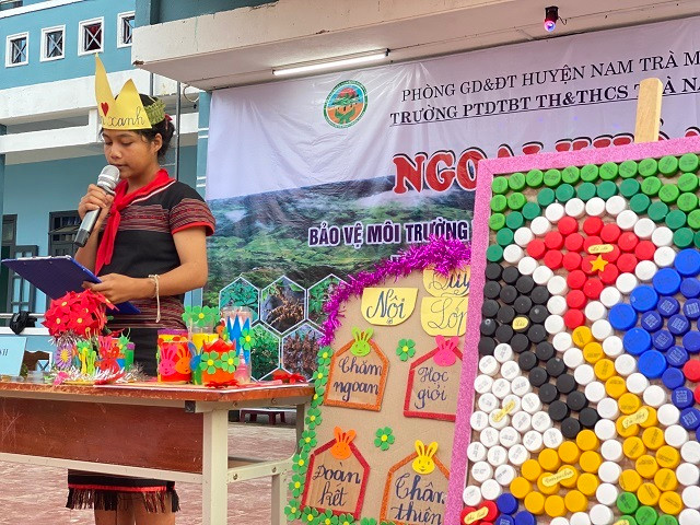 Một số sản phẩm tái chế của học sinh Trường Tiểu học - THCS Trà Nam trong Hội thi Đường đến Ngọc Linh.