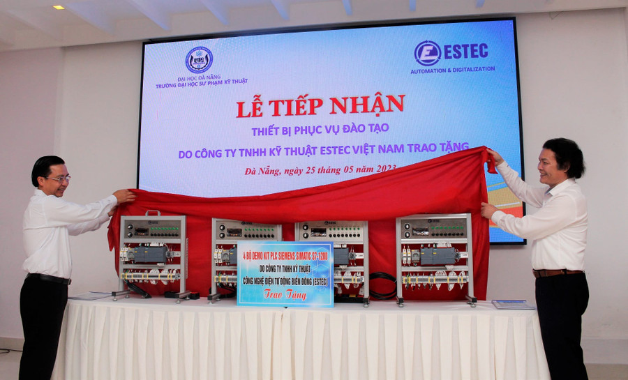 Trường ĐH Sư phạm Kỹ thuật, ĐH Đà Nẵng tiếp nhận thiết bị thực hành từ doanh nghiệp tài trợ. Trường ĐH Sư phạm Kỹ thuật, ĐH Đà Nẵng tiếp nhận thiết bị thực hành từ doanh nghiệp tài trợ.