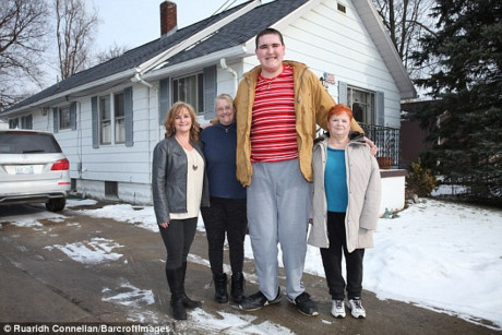 Một thiếu niên ở Michigan, Mỹ có chiều cao Mot thieu nien o Michigan, My co chieu cao