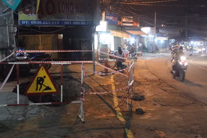 Lực lượng chức năng đã tiến hành cắm rào cảnh báo để sửa chữa. Ảnh: Dân trí