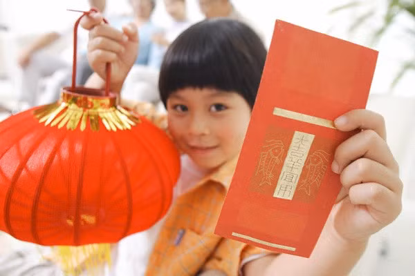 Có chị em nào bị bố mẹ chồng “chỉ đạo” tiền mừng tuổi không? 2