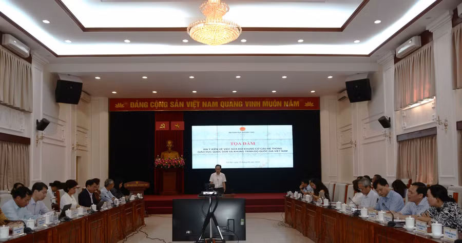 Thứ trưởng Hoàng Minh Sơn chủ trì tọa đàm tại điểm cầu Bộ GD&ĐT. Thứ trưởng Hoàng Minh Sơn chủ trì tọa đàm tại điểm cầu Bộ GD&ĐT.