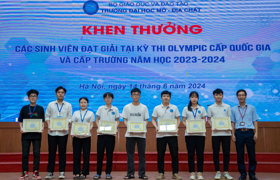 Khen thưởng các sinh viên đạt giải tài Kỳ thi Olympic cấp Quốc gia và cấp Trường năm học 2023-2024.
