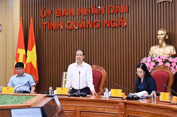Bộ trưởng Nguyễn Kim Sơn phát biểu tại buổi làm việc với lãnh đạo lãnh đạo tỉnh Quảng Ngãi.