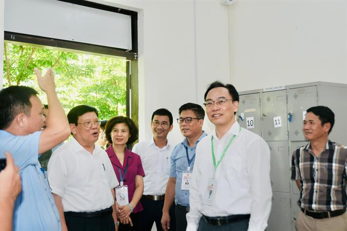 Thứ trưởng Hoàng Minh Sơn kiểm tra công tác chuẩn bị tại Điểm thi Trường THPT Chuyên Nguyễn Bỉnh Khiêm - đây cũng dự kiến là Điểm chấm thi của tỉnh Quảng Nam. Thứ trưởng Hoàng Minh Sơn kiểm tra công tác chuẩn bị tại Điểm thi Trường THPT Chuyên Nguyễn Bỉnh Khiêm - đây cũng dự kiến là Điểm chấm thi của tỉnh Quảng Nam.