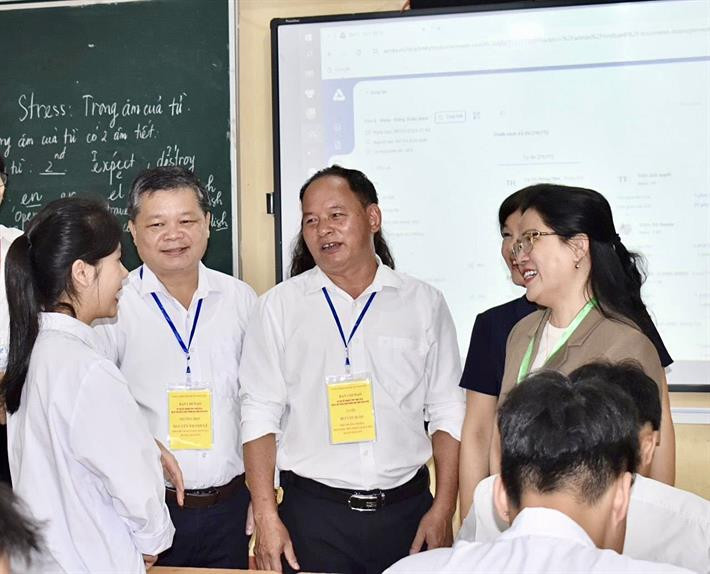 Thứ trưởng Nguyễn Thị Kim Chi động viên các em học sinh tại Trường THPT Lê Quý Đôn, huyện Trấn Yên, Yên Bái. Thứ trưởng Nguyễn Thị Kim Chi động viên các em học sinh tại Trường THPT Lê Quý Đôn, huyện Trấn Yên, Yên Bái.