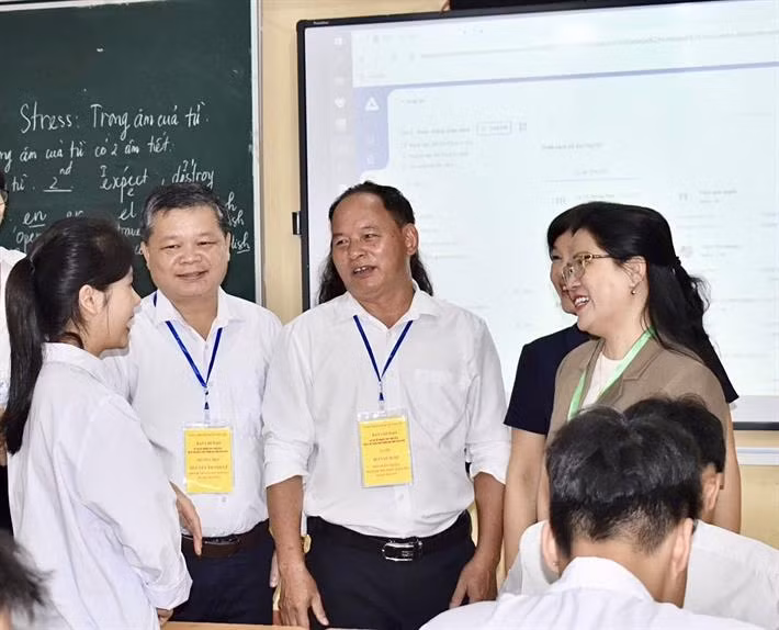 Thứ trưởng Nguyễn Thị Kim Chi động viên các em học sinh tại Trường THPT Lê Quý Đôn, huyện Trấn Yên, Yên Bái.