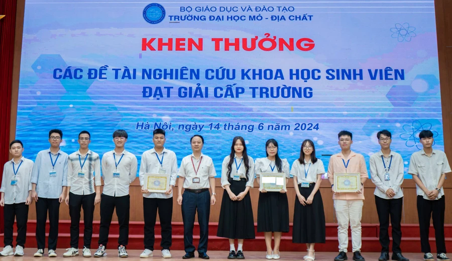 PGS.TS Triệu Hùng Trường. Phó Hiệu trưởng trao giải nhất, nhì, ba đề tài nghiên cứu khoa học sinh viên cấp trường.