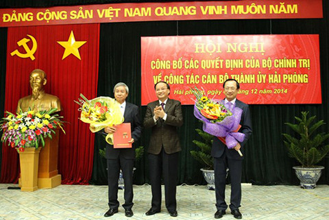 Ông Tô Huy Rứa - Ủy viên Bộ Chính trị, Bí thư Trung ương Đảng, Trưởng ban Tổ chức Trung ương (đứng giữa) tặng hoa ông Nguyễn Văn Thành và ông Dương Anh Điền. 