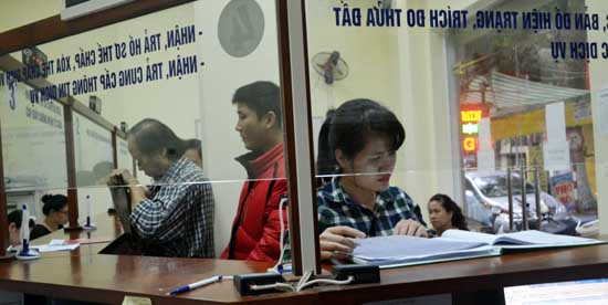 Giao dịch tại Văn phòng Đăng ký đất đai Hà Nội. Ảnh: Thái San